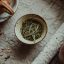 用户冷静的茶叶头像，手捧茶杯的中年男性